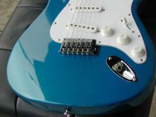 look how beautiful for this old 60s st style guitar is in sky blue 