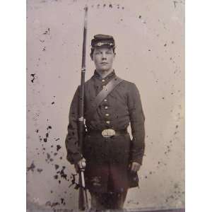   soldier in Union uniform with bayoneted musket: Home & Kitchen