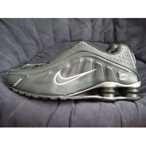  Mens Nike Shox R4 Sneakers Black And Silver Size 10 