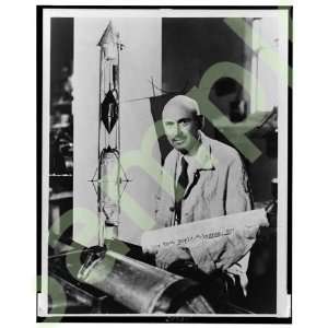  Robert Hutchings Goddard, laboratory with rocket, 1945 